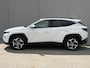 Hyundai Tucson 1.6 T-GDI PHEV Comfort Smart 4WD / Fabrieksgarantie tot 1-2028 / Volledig Onderhouden / Navigatie / Camera / PDC / DAB / Dodehoek Detectie / All Season Banden / Stoelverwarming /