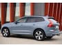 Volvo XC60 T6 Recharge AWD Plus Dark | Longe Range | Stoelverwarming | Trekhaak | Parkeercamera | BLIS | Pilot Assist | Glossy Black | Keyless
