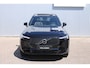 Volvo XC90 T8 Plug-in hybrid AWD Ultra Dark | Luchtvering | Panoramadak | Trekhaak | Verwarmbare voorstoelen met massagefunctie en ventilatie | 360 graden camera | Keyless | Premium audio by Bowers &Wilkins | Head-up display
