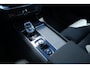 Volvo XC90 T8 Plug-in hybrid AWD Ultra Dark | Luchtvering | Panoramadak | Trekhaak | Verwarmbare voorstoelen met massagefunctie en ventilatie | 360 graden camera | Keyless | Premium audio by Bowers &Wilkins | Head-up display