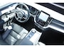 Volvo XC90 T8 Plug-in hybrid AWD Ultra Dark | Luchtvering | Panoramadak | Trekhaak | Verwarmbare voorstoelen met massagefunctie en ventilatie | 360 graden camera | Keyless | Premium audio by Bowers &Wilkins | Head-up display