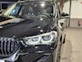 BMW X1 xDrive25e High Executive Sportline | Black edition | Panorama | Camera | Trekaak | HUD | Stoelverwarming
