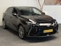 MG MG4 ELECTRIC LUXURY LONG RANGE 204 PK 64 KWH FABRIEKGARANTIE TOT 2031 !!! NAVIGATIE ADAPTIVE CRUISE CONTROL APPLE CARPLAY/ANDROID 360 CAMERA STOEL EN STUURVERWARMING DODEHOEKSENSOREN RIJSTROOKSENSOREN KEYLESS GO ZEER MOOI !!