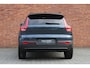 Volvo XC40 B4 Plus Black Edition | Panoramisch schuif-/kanteldak | Elektrisch verstelbare voorstoelen met geheugenfunctie | 360 graden camera | Extra getint glas achter | Premium audio by Harman Kardon | Dak in contrasterende kleur Black Stone | Stoel- / stuurwielverwarming | 20 inch. lichtmetalen velgen | Adaptieve cruise control | BLIS