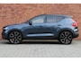 Volvo XC40 B4 Plus Black Edition | Panoramisch schuif-/kanteldak | Elektrisch verstelbare voorstoelen met geheugenfunctie | 360 graden camera | Extra getint glas achter | Premium audio by Harman Kardon | Dak in contrasterende kleur Black Stone | Stoel- / stuurwielverwarming | 20 inch. lichtmetalen velgen | Adaptieve cruise control | BLIS