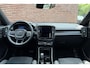 Volvo XC40 B4 Plus Black Edition | Panoramisch schuif-/kanteldak | Elektrisch verstelbare voorstoelen met geheugenfunctie | 360 graden camera | Extra getint glas achter | Premium audio by Harman Kardon | Dak in contrasterende kleur Black Stone | Stoel- / stuurwielverwarming | 20 inch. lichtmetalen velgen | Adaptieve cruise control | BLIS