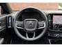 Volvo XC40 B4 Plus Black Edition | Panoramisch schuif-/kanteldak | Elektrisch verstelbare voorstoelen met geheugenfunctie | 360 graden camera | Extra getint glas achter | Premium audio by Harman Kardon | Dak in contrasterende kleur Black Stone | Stoel- / stuurwielverwarming | 20 inch. lichtmetalen velgen | Adaptieve cruise control | BLIS