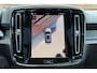 Volvo XC40 B4 Plus Black Edition | Panoramisch schuif-/kanteldak | Elektrisch verstelbare voorstoelen met geheugenfunctie | 360 graden camera | Extra getint glas achter | Premium audio by Harman Kardon | Dak in contrasterende kleur Black Stone | Stoel- / stuurwielverwarming | 20 inch. lichtmetalen velgen | Adaptieve cruise control | BLIS