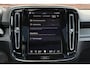 Volvo XC40 B4 Plus Black Edition | Panoramisch schuif-/kanteldak | Elektrisch verstelbare voorstoelen met geheugenfunctie | 360 graden camera | Extra getint glas achter | Premium audio by Harman Kardon | Dak in contrasterende kleur Black Stone | Stoel- / stuurwielverwarming | 20 inch. lichtmetalen velgen | Adaptieve cruise control | BLIS