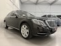 Mercedes-Benz S-klasse 500 4Matic Prestige Plus PANO/BURMESTER/NAPPA-LEER/SOFT-CLOSE/360CAMERA/VENTILATIE/LUCHTVERING/SFEER/DISTRONIC/ALCANTARA-HEMEL/OBSIDIANSCHWARZ/VOLLEDIG MERCEDES DEALER HISTORIE