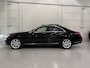 Mercedes-Benz S-klasse 500 4Matic Prestige Plus PANO/BURMESTER/NAPPA-LEER/SOFT-CLOSE/360CAMERA/VENTILATIE/LUCHTVERING/SFEER/DISTRONIC/ALCANTARA-HEMEL/OBSIDIANSCHWARZ/VOLLEDIG MERCEDES DEALER HISTORIE