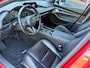 Mazda 3 2.0 e-SkyActiv-X M Hybrid 180 Comfort met Bose AUTOMAAT | LEDER | Bose Audio | A.CAMERA | HEAD-UP DISPLAY | APPLE CARPLAY/ANDROID AUTO | 18"LM VELGEN | NED.AUTO | DELAER ONDERHOUDEN |