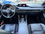 Mazda 3 2.0 e-SkyActiv-X M Hybrid 180 Comfort met Bose AUTOMAAT | LEDER | Bose Audio | A.CAMERA | HEAD-UP DISPLAY | APPLE CARPLAY/ANDROID AUTO | 18"LM VELGEN | NED.AUTO | DELAER ONDERHOUDEN |