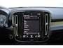 Volvo XC40 T2 R-Design | Verwarmbare voorstoelen en stuurwiel | Apple carplay/Android auto | Adaptieve cruise control | Keyless | Parkeersensor achter | Extra getint glas | 18 inch Lichtmetalen velgen