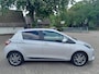 Toyota Yaris 1.5 Hybrid Design Sport mooie sportieve Yaris op all seasonsbanden!