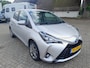 Toyota Yaris 1.5 Hybrid Design Sport mooie sportieve Yaris op all seasonsbanden!