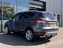 Ford Kuga 1.6 Titanium 150PK Afn. Trekhaak Panodak Camera Cruise Navi Parkeersensoren Elek. Achterklep Privacy Glass 19'' Velgen All Season banden *2000KG Trekgewicht*
