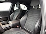 Mercedes-Benz C-klasse 200 AMG Sportpakket | Parkeerpakket met Camera | Alarm | Sfeerverlichting | Stoelverwarming | Car Play | LED | Inclusief 24 maanden Mercedes-Benz Certified garantie voor Europa.