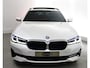 BMW 5-Serie Touring 520e High Executive-Comfortstoelen- Harman Kardon - Comfort/ Massage-HUD-Panorama-Trekhaak-Comfort access, digitaal dashboard HUD, Carplay, comfort stoelen