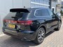 Volkswagen Touareg 3.0 TSi eHybrid 4MOTION Elegance / AUTOMAAT/ 381PK/ PANO/ TREKHAAK/ ACC/ MEMORY SEAT/ MASSAGE/ STOELVERWARM.+KOELING/ DODEHOEK/ PARK.SENSOR.V+A/ 360 CAMERA/ APP-CONNECT/ ELEK.ACHTERKLEP/ HEAD-UP/ KEYLESS/ 20'' LMV
