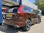 Volvo XC60 2.0 T5 FWD R-Design / Automaat / Open-Panodak / 245 PK / Half-Leder Half-Alcantara / Cruise-Control / Stoelverwarming / Climate-Control / Armsteun V+A / Radio-Bluetooth / Navi / 18'' LMV / ENZ.