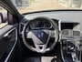 Volvo XC60 2.0 T5 FWD R-Design / Automaat / Open-Panodak / 245 PK / Half-Leder Half-Alcantara / Cruise-Control / Stoelverwarming / Climate-Control / Armsteun V+A / Radio-Bluetooth / Navi / 18'' LMV / ENZ.