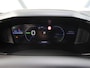 Peugeot e-2008 EV Allure Avantage 54 kWh 156PK | 1ste eigenaar | AppleCarPlay/AndroidAuto | Climate Control | Adaptive Cruise Control | 360'Camera | Keyless | FULL LED | Navigatie | LMV | Parkeersensoren | Privacy Glass | Isofix |