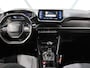 Peugeot 208 1.2 100PK Blue Lease Allure | 1ste eigenaar | AppleCarplay/AndroidAuto | Glazendak | Parkeersensoren | FULL LED | Navigatie | Lederen Stuurwiel | Climate Control | Cruise Control | 16" LMV | Isofix | Privacy Glass |