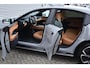 Mazda 6e 68.8kWh 258pk RWD TAKUMI PLUS | Tan Nappa leder & suede interieur met zwarte hemelkleding | Pano dak | 479 km rijbereik | Snellaadtijd 24 minuten !