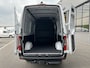 Mercedes-Benz eSprinter 320 L2 H2 Pro 81kWh / Snel laden 115Kw / Trekhaak / MBUX / Navigatie / Camera / Cruise control / Airco / 270 Graden achterdeuren