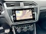Volkswagen Tiguan 1.5 TSI ACT Highline Business R | AUTOMAAT |WEGKLAPBARE TREKHAAK | PANO DAK | 19 INCH | APPLE & ANDROID AUTO | R-LINE |