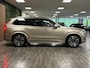 Volvo XC90 T8 AWD Recharge Ultra Bright | Bowers & Wilkins | Luchtvering | All Season Banden | 360 Camera | Head-Up Display | 455pk | Adaptieve Cruise Control | Stoelverwarming voor+achter | Stuurwielverwarming | Schuifdak | 20 Inch | Full LED  Meesturende koplampen | Pilot Assist | BLIS Dode Hoek Detectie | Alcantara hemelbekleding | Lederen handgrepen en zonnekleppen | Elektrische voorstoelen geheugen | Lederen bekleding | Zitting verlenging voorstoelen | Lederen Dashboard | Google Infotainment | Keyless Drive | Parkeersensoren voor+achter | Privacy Glass | Elektrisch bedienbare achterklep | Geïntegreerde zongordijnen achterportieren | Geïntegreerd kinderzitje achterin | Verlichte instaplijsten | 7-Persoons | 4-Zone Climate Control | DAB Radio | Apple Carplay/Android Auto | Alarm Klasse III | Draadloos telefoon opladen | Volvo On Call met mobiele App functie | Bright Dusk Blue Metallic |
