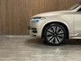 Volvo XC90 T8 AWD Recharge Ultra Bright | Bowers & Wilkins | Luchtvering | All Season Banden | 360 Camera | Head-Up Display | 455pk | Adaptieve Cruise Control | Stoelverwarming voor+achter | Stuurwielverwarming | Schuifdak | 20 Inch | Full LED  Meesturende koplampen | Pilot Assist | BLIS Dode Hoek Detectie | Alcantara hemelbekleding | Lederen handgrepen en zonnekleppen | Elektrische voorstoelen geheugen | Lederen bekleding | Zitting verlenging voorstoelen | Lederen Dashboard | Google Infotainment | Keyless Drive | Parkeersensoren voor+achter | Privacy Glass | Elektrisch bedienbare achterklep | Geïntegreerde zongordijnen achterportieren | Geïntegreerd kinderzitje achterin | Verlichte instaplijsten | 7-Persoons | 4-Zone Climate Control | DAB Radio | Apple Carplay/Android Auto | Alarm Klasse III | Draadloos telefoon opladen | Volvo On Call met mobiele App functie | Bright Dusk Blue Metallic |