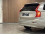 Volvo XC90 T8 AWD Recharge Ultra Bright | Bowers & Wilkins | Luchtvering | All Season Banden | 360 Camera | Head-Up Display | 455pk | Adaptieve Cruise Control | Stoelverwarming voor+achter | Stuurwielverwarming | Schuifdak | 20 Inch | Full LED  Meesturende koplampen | Pilot Assist | BLIS Dode Hoek Detectie | Alcantara hemelbekleding | Lederen handgrepen en zonnekleppen | Elektrische voorstoelen geheugen | Lederen bekleding | Zitting verlenging voorstoelen | Lederen Dashboard | Google Infotainment | Keyless Drive | Parkeersensoren voor+achter | Privacy Glass | Elektrisch bedienbare achterklep | Geïntegreerde zongordijnen achterportieren | Geïntegreerd kinderzitje achterin | Verlichte instaplijsten | 7-Persoons | 4-Zone Climate Control | DAB Radio | Apple Carplay/Android Auto | Alarm Klasse III | Draadloos telefoon opladen | Volvo On Call met mobiele App functie | Bright Dusk Blue Metallic |