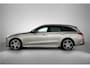 Mercedes-Benz C-klasse Estate 300 e AMG Nightpakket Plug-In Hybride | Trekhaak | Stoelverwarming | Memory | CarPlay | Parkeerpakket met Camera | Inclusief 24 maanden Mercedes-Benz Certified garantie voor Europa.