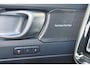 Volvo XC40 B3 Plus Black Edition - IntelliSafe Assist & Surround - 360º Camera - Harman Kardon audio - Verwarmde voorstoelen & stuur - Parkeersensoren voor & achter - Elektr. bedienb. voorstoelen met geheugen links - Draadloze tel. lader - Standkachel - Extra getint glas - 20' LMV