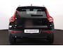 Volvo XC40 B3 Plus Black Edition - IntelliSafe Assist & Surround - 360º Camera - Harman Kardon audio - Verwarmde voorstoelen & stuur - Parkeersensoren voor & achter - Elektr. bedienb. voorstoelen met geheugen links - Draadloze tel. lader - Standkachel - Extra getint glas - 20' LMV