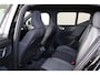 Volvo XC40 B3 Plus Black Edition - IntelliSafe Assist & Surround - 360º Camera - Harman Kardon audio - Verwarmde voorstoelen & stuur - Parkeersensoren voor & achter - Elektr. bedienb. voorstoelen met geheugen links - Draadloze tel. lader - Standkachel - Extra getint glas - 20' LMV