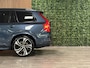 Volvo XC90 T8 AWD Recharge Ultra Dark | Vol! | Bowers & Wilkins | Luchtvering | Stoelventilatie | Trekhaak | 360 Camera | Head-Up Display | Stoelmassage | 455pk | Adaptieve Cruise Control | Stoelverwarming voor+achter | Stuurwielverwarming | Schuifdak | 22 Inch | Full LED  Meesturende koplampen | Pilot Assist | BLIS Dode Hoek Detectie | Alcantara hemelbekleding | Lederen handgrepen en zonnekleppen | Elektrische voorstoelen geheugen | Nappa Lederen bekleding | Zitting verlenging voorstoelen | Lederen Dashboard | Google Infotainment | Keyless Drive | Parkeersensoren voor+achter | Privacy Glass | Elektrisch bedienbare achterklep | Geïntegreerde zongordijnen achterportieren | Geïntegreerd kinderzitje achterin | Verlichte instaplijsten | 7-Persoons | 4-Zone Climate Control | DAB Radio | Apple Carplay/Android Auto | Alarm Klasse III | Draadloos telefoon opladen | Volvo On Call met mobiele App functie | Denim Blue Metallic |