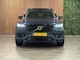 Volvo XC90 T8 AWD Recharge Ultra Dark | Vol! | Bowers & Wilkins | Luchtvering | Stoelventilatie | Trekhaak | 360 Camera | Head-Up Display | Stoelmassage | 455pk | Adaptieve Cruise Control | Stoelverwarming voor+achter | Stuurwielverwarming | Schuifdak | 22 Inch | Full LED  Meesturende koplampen | Pilot Assist | BLIS Dode Hoek Detectie | Alcantara hemelbekleding | Lederen handgrepen en zonnekleppen | Elektrische voorstoelen geheugen | Nappa Lederen bekleding | Zitting verlenging voorstoelen | Lederen Dashboard | Google Infotainment | Keyless Drive | Parkeersensoren voor+achter | Privacy Glass | Elektrisch bedienbare achterklep | Geïntegreerde zongordijnen achterportieren | Geïntegreerd kinderzitje achterin | Verlichte instaplijsten | 7-Persoons | 4-Zone Climate Control | DAB Radio | Apple Carplay/Android Auto | Alarm Klasse III | Draadloos telefoon opladen | Volvo On Call met mobiele App functie | Denim Blue Metallic |
