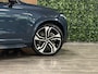 Volvo XC90 T8 AWD Recharge Ultra Dark | Vol! | Bowers & Wilkins | Luchtvering | Stoelventilatie | Trekhaak | 360 Camera | Head-Up Display | Stoelmassage | 455pk | Adaptieve Cruise Control | Stoelverwarming voor+achter | Stuurwielverwarming | Schuifdak | 22 Inch | Full LED  Meesturende koplampen | Pilot Assist | BLIS Dode Hoek Detectie | Alcantara hemelbekleding | Lederen handgrepen en zonnekleppen | Elektrische voorstoelen geheugen | Nappa Lederen bekleding | Zitting verlenging voorstoelen | Lederen Dashboard | Google Infotainment | Keyless Drive | Parkeersensoren voor+achter | Privacy Glass | Elektrisch bedienbare achterklep | Geïntegreerde zongordijnen achterportieren | Geïntegreerd kinderzitje achterin | Verlichte instaplijsten | 7-Persoons | 4-Zone Climate Control | DAB Radio | Apple Carplay/Android Auto | Alarm Klasse III | Draadloos telefoon opladen | Volvo On Call met mobiele App functie | Denim Blue Metallic |