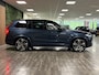 Volvo XC90 T8 AWD Recharge Ultra Dark | Vol! | Bowers & Wilkins | Luchtvering | Stoelventilatie | Trekhaak | 360 Camera | Head-Up Display | Stoelmassage | 455pk | Adaptieve Cruise Control | Stoelverwarming voor+achter | Stuurwielverwarming | Schuifdak | 22 Inch | Full LED  Meesturende koplampen | Pilot Assist | BLIS Dode Hoek Detectie | Alcantara hemelbekleding | Lederen handgrepen en zonnekleppen | Elektrische voorstoelen geheugen | Nappa Lederen bekleding | Zitting verlenging voorstoelen | Lederen Dashboard | Google Infotainment | Keyless Drive | Parkeersensoren voor+achter | Privacy Glass | Elektrisch bedienbare achterklep | Geïntegreerde zongordijnen achterportieren | Geïntegreerd kinderzitje achterin | Verlichte instaplijsten | 7-Persoons | 4-Zone Climate Control | DAB Radio | Apple Carplay/Android Auto | Alarm Klasse III | Draadloos telefoon opladen | Volvo On Call met mobiele App functie | Denim Blue Metallic |