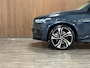 Volvo XC90 T8 AWD Recharge Ultra Dark | Vol! | Bowers & Wilkins | Luchtvering | Stoelventilatie | Trekhaak | 360 Camera | Head-Up Display | Stoelmassage | 455pk | Adaptieve Cruise Control | Stoelverwarming voor+achter | Stuurwielverwarming | Schuifdak | 22 Inch | Full LED  Meesturende koplampen | Pilot Assist | BLIS Dode Hoek Detectie | Alcantara hemelbekleding | Lederen handgrepen en zonnekleppen | Elektrische voorstoelen geheugen | Nappa Lederen bekleding | Zitting verlenging voorstoelen | Lederen Dashboard | Google Infotainment | Keyless Drive | Parkeersensoren voor+achter | Privacy Glass | Elektrisch bedienbare achterklep | Geïntegreerde zongordijnen achterportieren | Geïntegreerd kinderzitje achterin | Verlichte instaplijsten | 7-Persoons | 4-Zone Climate Control | DAB Radio | Apple Carplay/Android Auto | Alarm Klasse III | Draadloos telefoon opladen | Volvo On Call met mobiele App functie | Denim Blue Metallic |