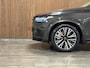 Volvo XC90 T8 AWD Recharge Ultra Dark | Vol! | Bowers & Wilkins | Luchtvering | Stoelventilatie | Trekhaak | 360 Camera | Head-Up Display | Stoelmassage | 455pk | Adaptieve Cruise Control | Stoelverwarming voor+achter | Stuurwielverwarming | Schuifdak | 20 Inch | Full LED  Meesturende koplampen | Pilot Assist | BLIS Dode Hoek Detectie | Alcantara hemelbekleding | Lederen handgrepen en zonnekleppen | Elektrische voorstoelen geheugen | Nappa Lederen bekleding | Zitting verlenging voorstoelen | Lederen Dashboard | Google Infotainment | Keyless Drive | Parkeersensoren voor+achter | Privacy Glass | Elektrisch bedienbare achterklep | Geïntegreerde zongordijnen achterportieren | Geïntegreerd kinderzitje achterin | Verlichte instaplijsten | 7-Persoons | 4-Zone Climate Control | DAB Radio | Apple Carplay/Android Auto | Alarm Klasse III | Draadloos telefoon opladen | Volvo On Call met mobiele App functie | Platinum Grey Metallic |