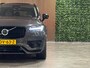 Volvo XC90 T8 AWD Recharge Ultra Dark | Vol! | Bowers & Wilkins | Luchtvering | Stoelventilatie | Trekhaak | 360 Camera | Head-Up Display | Stoelmassage | 455pk | Adaptieve Cruise Control | Stoelverwarming voor+achter | Stuurwielverwarming | Schuifdak | 20 Inch | Full LED  Meesturende koplampen | Pilot Assist | BLIS Dode Hoek Detectie | Alcantara hemelbekleding | Lederen handgrepen en zonnekleppen | Elektrische voorstoelen geheugen | Nappa Lederen bekleding | Zitting verlenging voorstoelen | Lederen Dashboard | Google Infotainment | Keyless Drive | Parkeersensoren voor+achter | Privacy Glass | Elektrisch bedienbare achterklep | Geïntegreerde zongordijnen achterportieren | Geïntegreerd kinderzitje achterin | Verlichte instaplijsten | 7-Persoons | 4-Zone Climate Control | DAB Radio | Apple Carplay/Android Auto | Alarm Klasse III | Draadloos telefoon opladen | Volvo On Call met mobiele App functie | Platinum Grey Metallic |