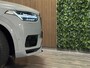 Volvo XC90 T8 AWD Recharge Ultra Dark | Vol! | Bowers & Wilkins | Luchtvering | Stoelventilatie | Trekhaak | 360 Camera | Head-Up Display | Stoelmassage | 455pk | Adaptieve Cruise Control | Stoelverwarming voor+achter | Stuurwielverwarming | Schuifdak | 22 Inch | Full LED  Meesturende koplampen | Pilot Assist | BLIS Dode Hoek Detectie | Alcantara hemelbekleding | Lederen handgrepen en zonnekleppen | Elektrische voorstoelen geheugen | Nappa Lederen bekleding | Zitting verlenging voorstoelen | Lederen Dashboard | Google Infotainment | Keyless Drive | Parkeersensoren voor+achter | Privacy Glass | Elektrisch bedienbare achterklep | Geïntegreerde zongordijnen achterportieren | Geïntegreerd kinderzitje achterin | Verlichte instaplijsten | 7-Persoons | 4-Zone Climate Control | DAB Radio | Apple Carplay/Android Auto | Alarm Klasse III | Draadloos telefoon opladen | Volvo On Call met mobiele App functie | Vapour Grey Metallic |