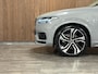 Volvo XC90 T8 AWD Recharge Ultra Dark | Vol! | Bowers & Wilkins | Luchtvering | Stoelventilatie | Trekhaak | 360 Camera | Head-Up Display | Stoelmassage | 455pk | Adaptieve Cruise Control | Stoelverwarming voor+achter | Stuurwielverwarming | Schuifdak | 22 Inch | Full LED  Meesturende koplampen | Pilot Assist | BLIS Dode Hoek Detectie | Alcantara hemelbekleding | Lederen handgrepen en zonnekleppen | Elektrische voorstoelen geheugen | Nappa Lederen bekleding | Zitting verlenging voorstoelen | Lederen Dashboard | Google Infotainment | Keyless Drive | Parkeersensoren voor+achter | Privacy Glass | Elektrisch bedienbare achterklep | Geïntegreerde zongordijnen achterportieren | Geïntegreerd kinderzitje achterin | Verlichte instaplijsten | 7-Persoons | 4-Zone Climate Control | DAB Radio | Apple Carplay/Android Auto | Alarm Klasse III | Draadloos telefoon opladen | Volvo On Call met mobiele App functie | Vapour Grey Metallic |