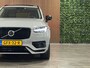 Volvo XC90 T8 AWD Recharge Ultra Dark | Vol! | Bowers & Wilkins | Luchtvering | Stoelventilatie | Trekhaak | 360 Camera | Head-Up Display | Stoelmassage | 455pk | Adaptieve Cruise Control | Stoelverwarming voor+achter | Stuurwielverwarming | Schuifdak | 22 Inch | Full LED  Meesturende koplampen | Pilot Assist | BLIS Dode Hoek Detectie | Alcantara hemelbekleding | Lederen handgrepen en zonnekleppen | Elektrische voorstoelen geheugen | Nappa Lederen bekleding | Zitting verlenging voorstoelen | Lederen Dashboard | Google Infotainment | Keyless Drive | Parkeersensoren voor+achter | Privacy Glass | Elektrisch bedienbare achterklep | Geïntegreerde zongordijnen achterportieren | Geïntegreerd kinderzitje achterin | Verlichte instaplijsten | 7-Persoons | 4-Zone Climate Control | DAB Radio | Apple Carplay/Android Auto | Alarm Klasse III | Draadloos telefoon opladen | Volvo On Call met mobiele App functie | Vapour Grey Metallic |