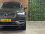 Volvo XC90 T8 AWD Recharge Inscription Long Range | Trekhaak | 360° Camera | Harman Kardon | 455pk | Adaptieve Cruise Control | Stoel en Stuurwielverwarming | Full LED Meesturende koplampen | Pilot Assist | BLIS Dode Hoek Detectie | Elektrische voorstoelen geheugen | Lederen bekleding | Zitting verlenging voorstoelen | Lederen dashboard | 20 Inch | Keyless Drive | Parkeersensoren voor+achter | Privacy Glass | Elektrisch bedienbare achterklep | 7-Persoons | 4-Zone Climate Control | Geïntegreerde zongordijnen achterportieren | Verlichte instaplijsten | Draadloos telefoon opladen | Alarm Klasse III | DAB Radio | Apple Carplay/Android Auto | Volvo On Call met mobiele App functie | Pine Grey Metallic |