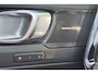 Volvo XC40 Recharge Ultimate 70 kWh - Panorama/schuifdak - IntelliSafe Assist & Surround - 360º Camera - Harman Kardon audio - Adaptieve LED koplampen - Verwarmde voorstoelen & stuur - Parkeersensoren voor & achter - Elektr. bedienb. voorstoelen met geheugen links - Draadloze tel. lader - Extra getint glas - Inklapbare trekhaak - 19' LMV